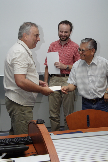 CIAA 2007 - img_6188-web.jpg (<i>Wednesday 18, 2007 - Closing Session</i>: Best Paper Award - Mikhail V. Volkov, Jan Holub and Oscar H. Ibarra)